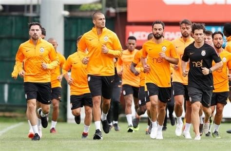 G­a­l­a­t­a­s­a­r­a­y­­ı­n­ ­h­a­z­ı­r­l­ı­k­ ­m­a­ç­ı­n­d­a­k­i­ ­r­a­k­i­b­i­ ­P­S­V­